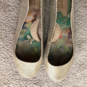 Born - metallic gold flats